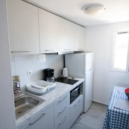 Kikis Dream Refurbished Apartment With A Bacony And Sea Views 아파트 흐리시 악티